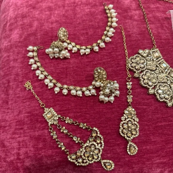 Elegant Gold and Silver Jewelry Set - Picture 3 of 4